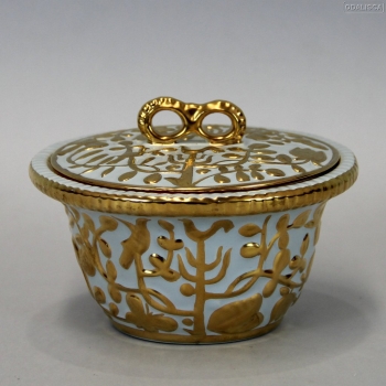Realizada en cerámica esmaltada en oro y azul con relieve.
Bélgica.